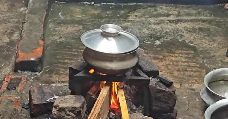 গ্যাস না থাকায় রান্না করতে হচ্ছে মাটির চুলায়